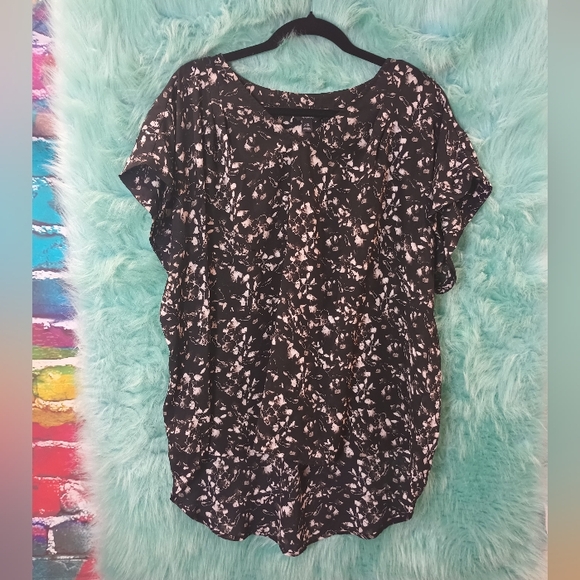 Simply Vera Vera Wang Tops - Simply Vera Vera Wang Black and Gray V-Neck Floral Blouse Size XXL